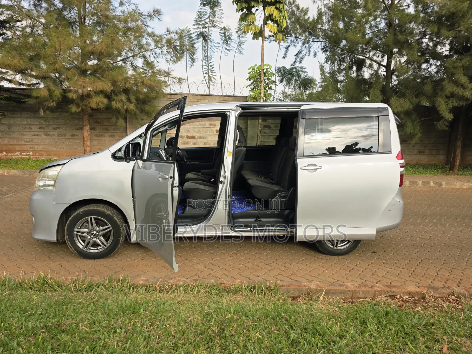 Toyota Noah 2013 Silver