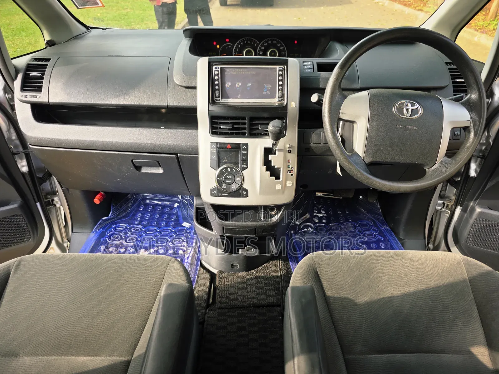 Toyota Noah 2013 Silver