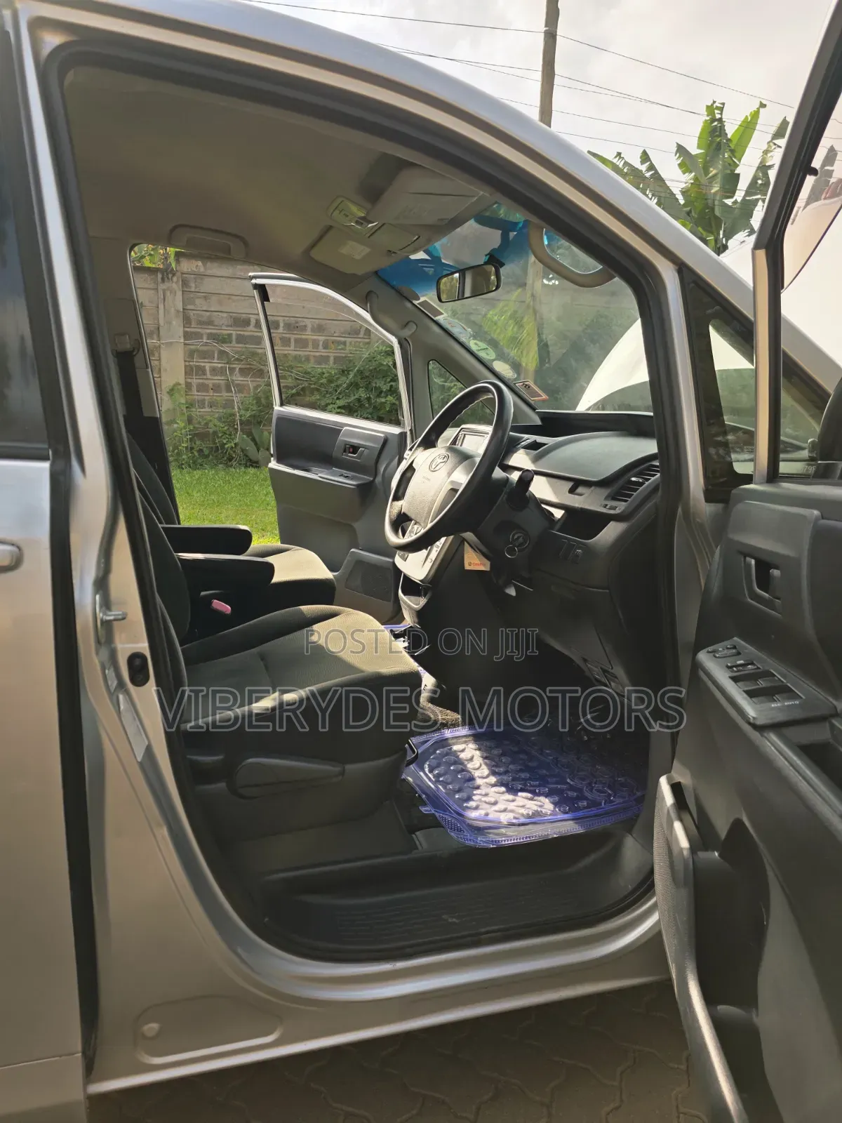 Toyota Noah 2013 Silver