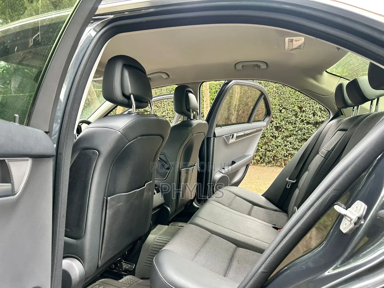 Mercedes-Benz C200 2011 Blue