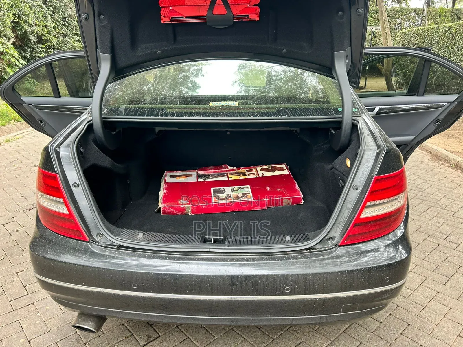Mercedes-Benz C200 2011 Blue