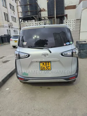 Toyota Sienta 2019 Silver