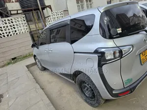 Toyota Sienta 2019 Silver