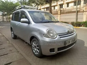 Toyota Sienta 2010 Silver
