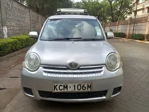 Toyota Sienta 2010 Silver