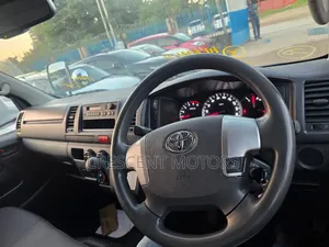 Toyota HiAce 2019 White