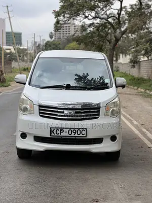 Toyota Noah 2.0 158hp FWD (8 Seater) 2012 White