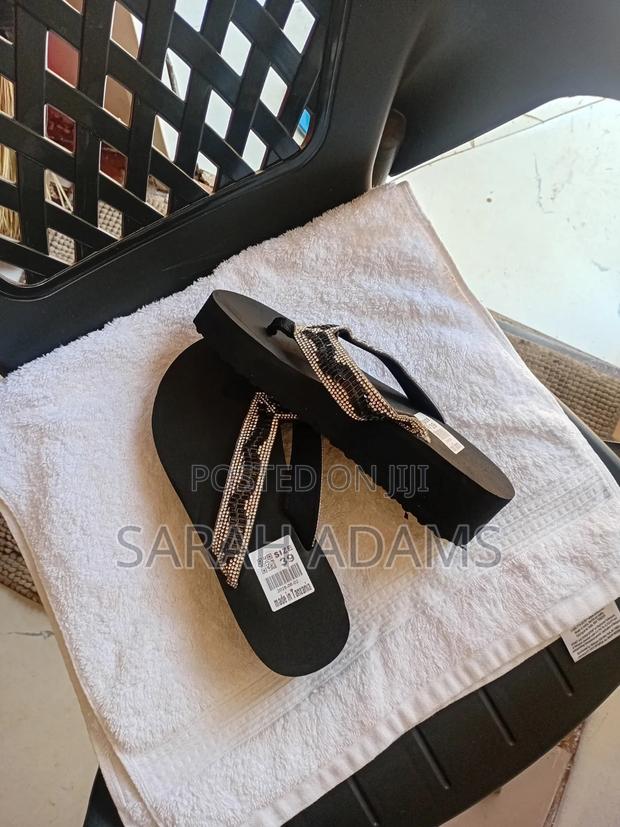 Lady's Shoes - thumbnail 2