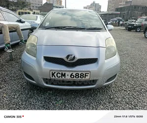 Toyota Vitz 2010 Silver