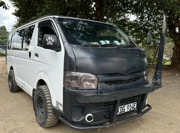 Toyota HiAce 2016 White