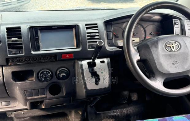 Toyota HiAce 2016 White - thumbnail 2