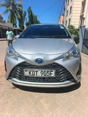 Toyota Vitz 1.5 FWD Hybrid 5dr 2017 Silver