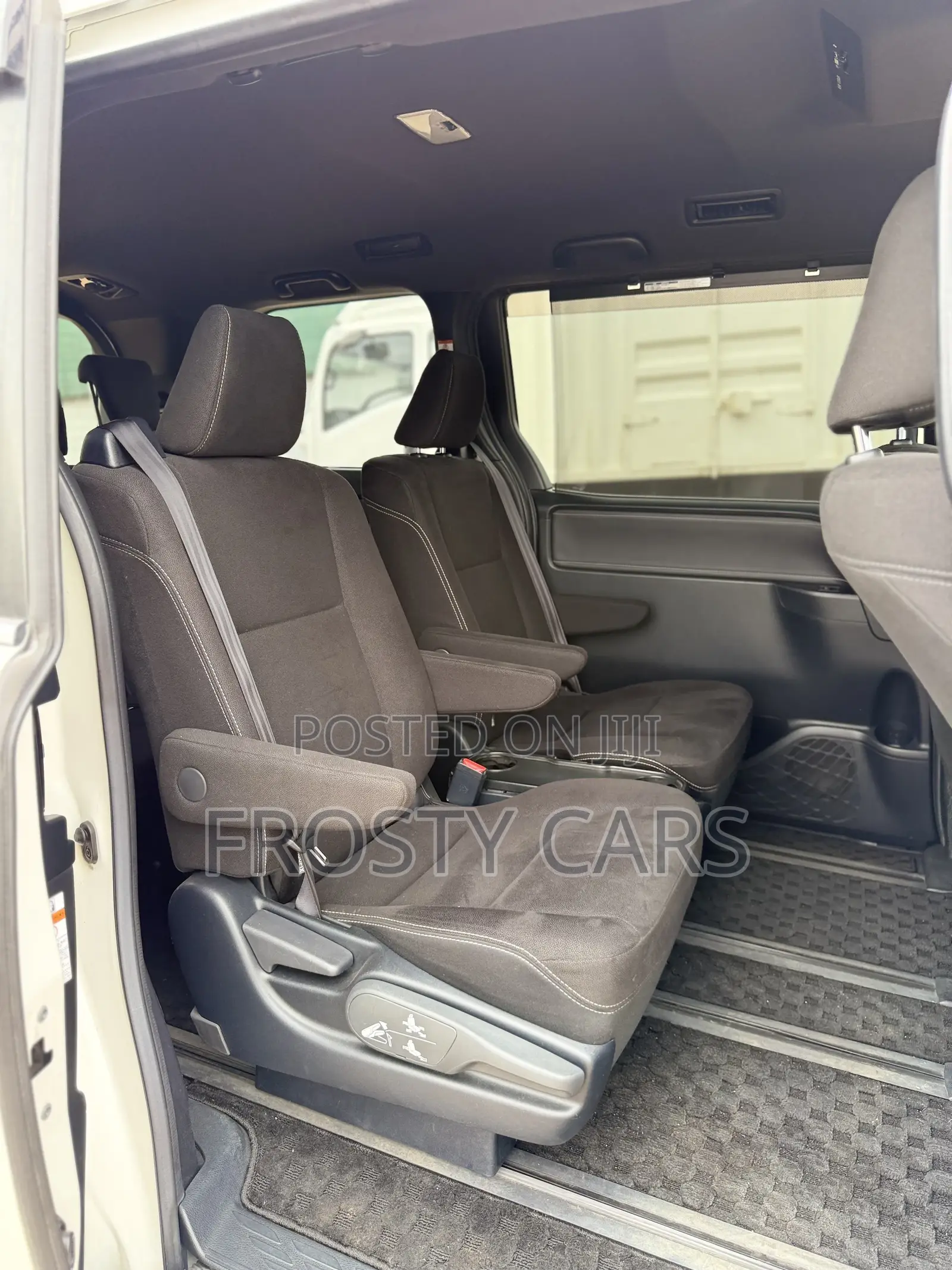 Toyota Esquire 2.0 AWD (7 seater) 2020 White