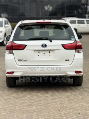 Toyota Corolla Fielder 1.5 Hybrid FWD 2018 White