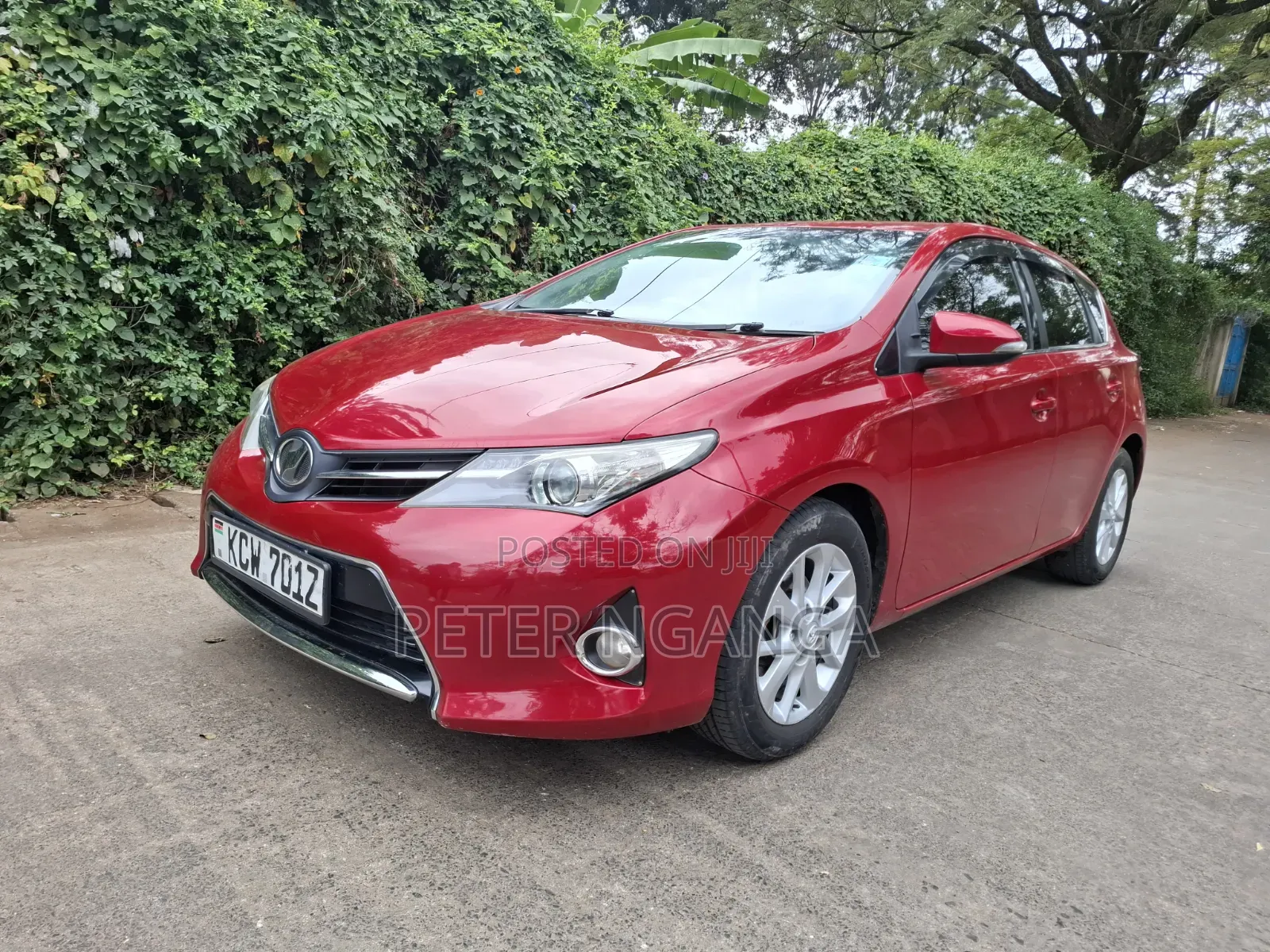 Toyota Auris 2012 Red