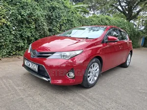 Toyota Auris 2012 Red