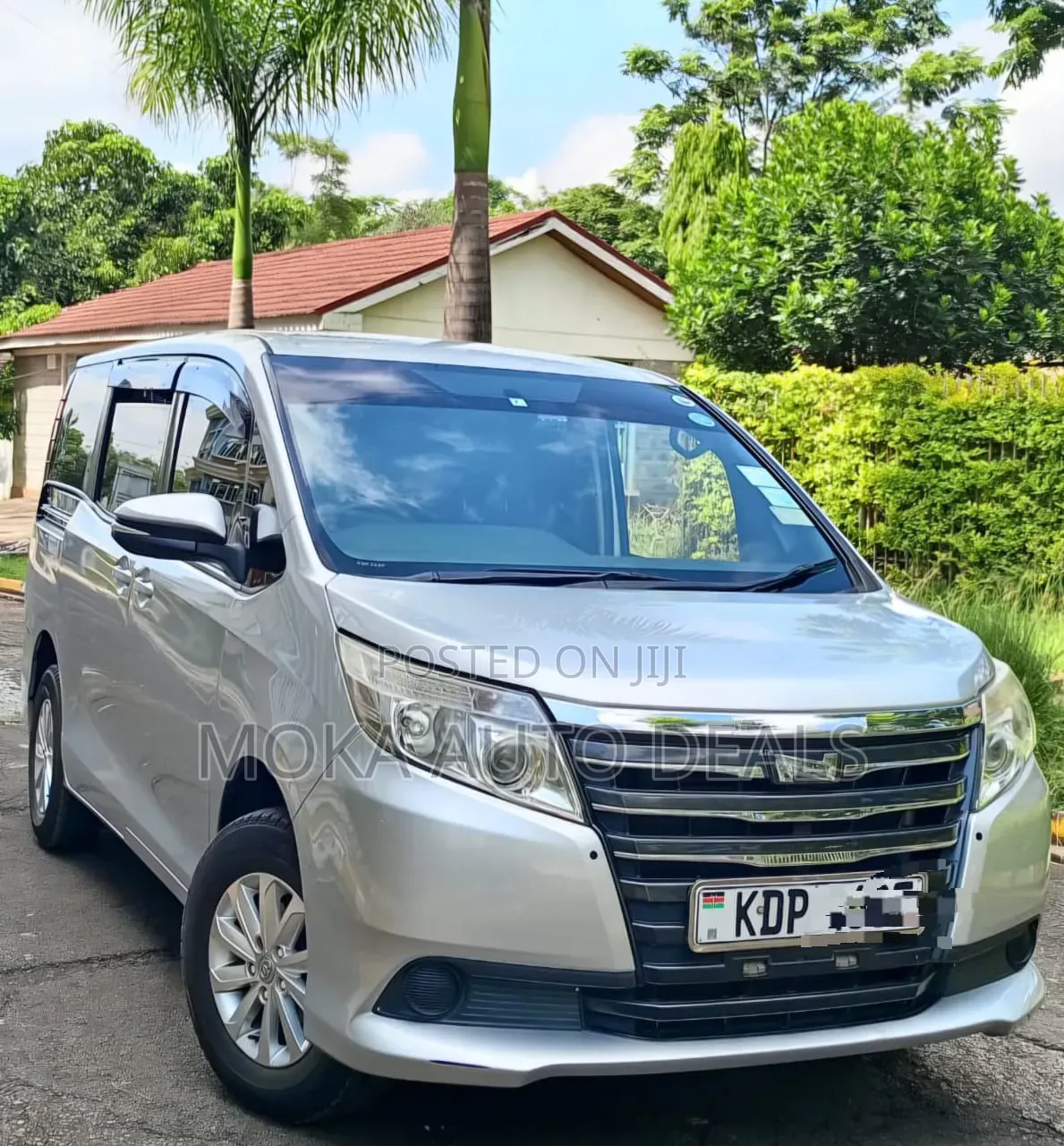 Toyota Noah 2.0 FWD (8 Seater) 2016 Silver