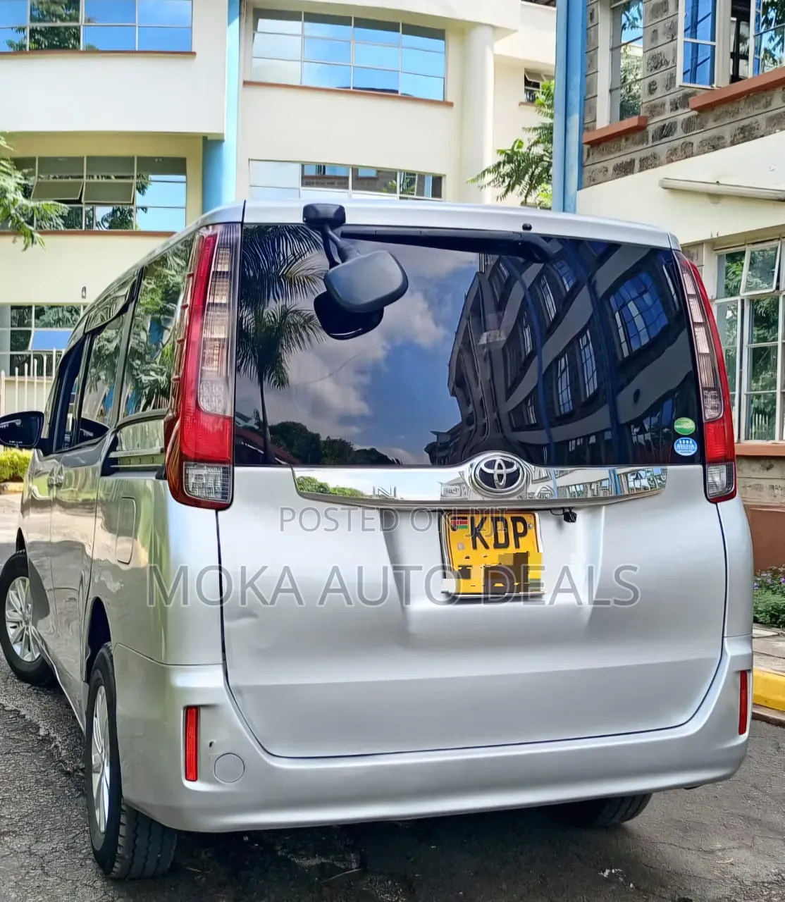 Toyota Noah 2.0 FWD (8 Seater) 2016 Silver