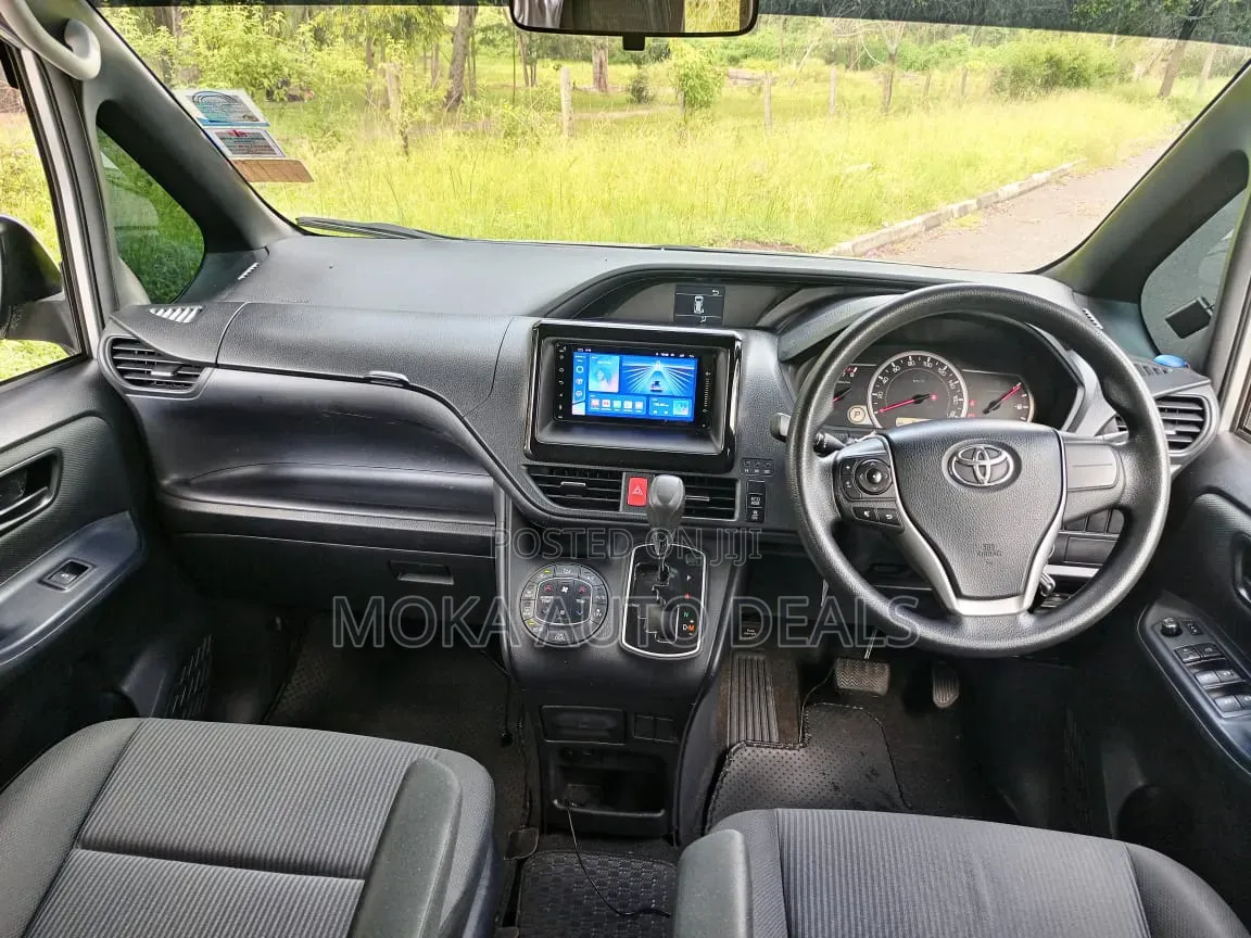 Toyota Noah 2.0 FWD (8 Seater) 2016 Silver
