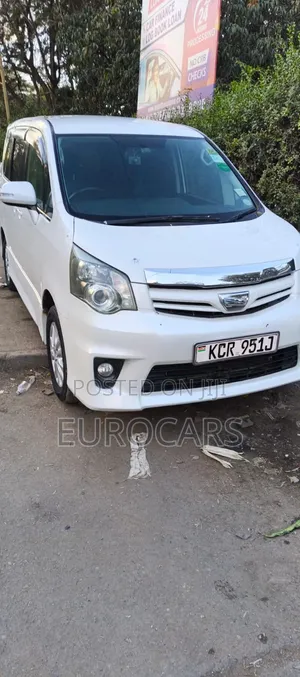 Toyota Noah 2012 Pearl