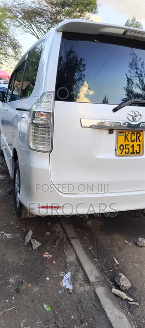 Toyota Noah 2012 Pearl