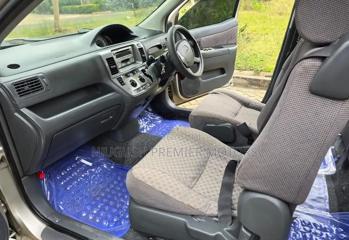 Toyota Raum 2005 Silver