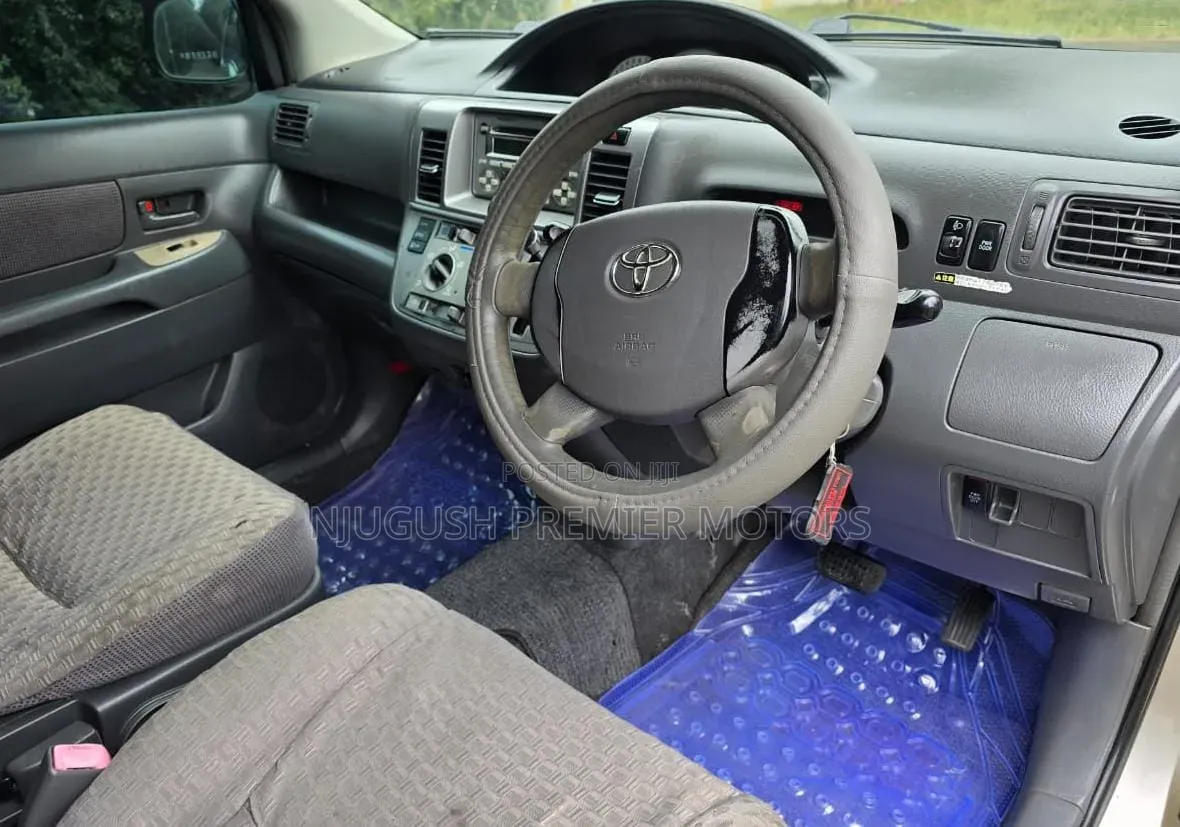 Toyota Raum 2005 Silver