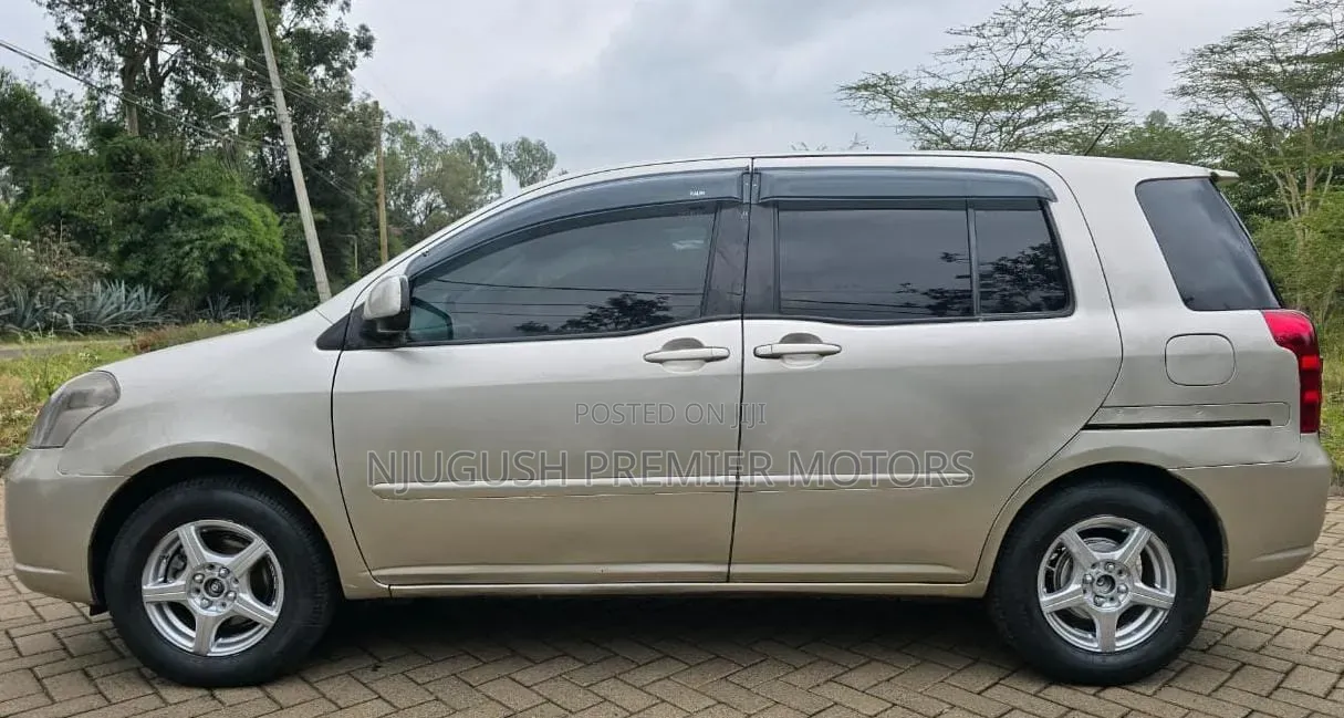 Toyota Raum 2005 Silver