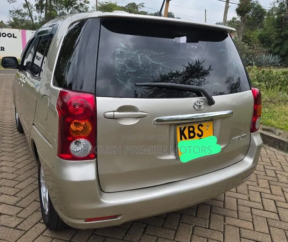 Toyota Raum 2005 Silver