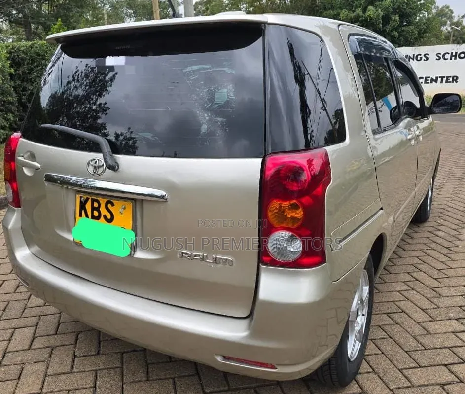 Toyota Raum 2005 Silver