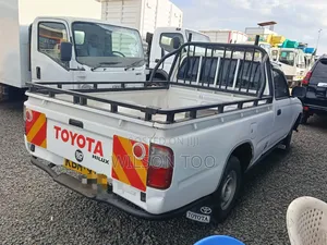 Toyota Hilux 2.5 Cab 2005 White