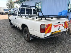Toyota Hilux 2.5 Cab 2005 White