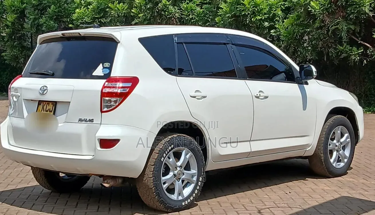 Toyota RAV4 2010 White