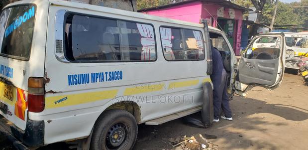 Toyota HiAce 2000 White - thumbnail 5