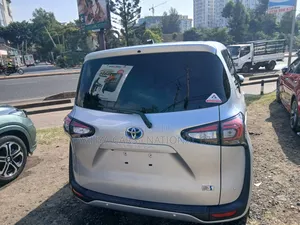 Toyota Sienta 2019 Silver