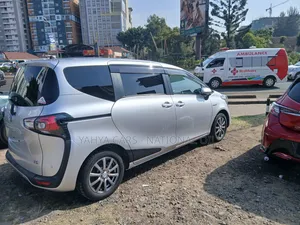 Toyota Sienta 2019 Silver