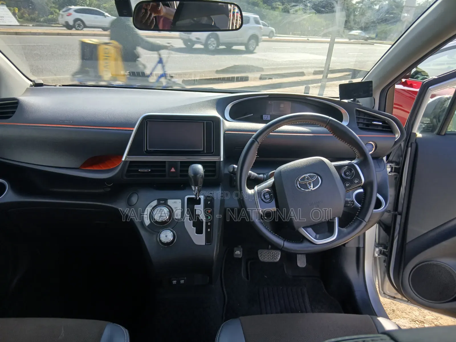 Toyota Sienta 2019 Silver