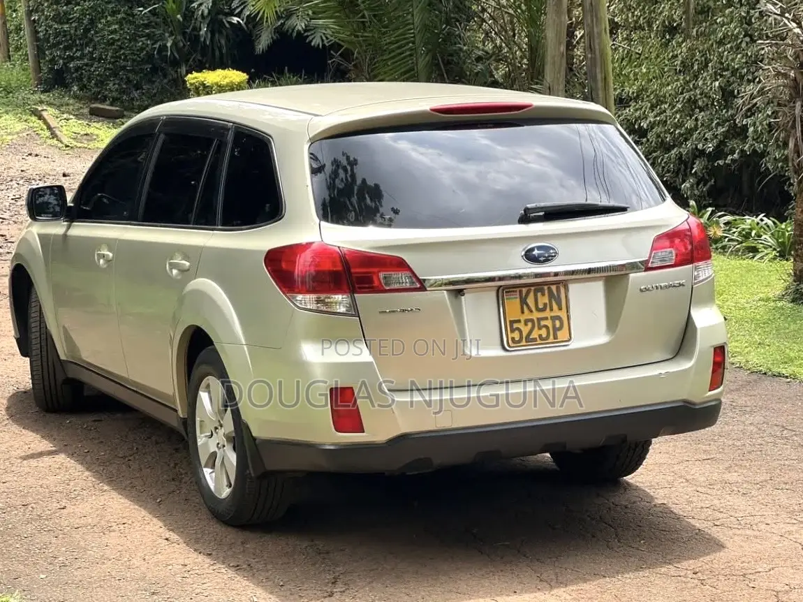Subaru Outback 2010 Gold