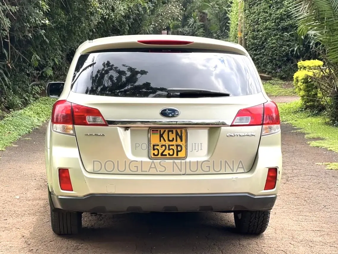 Subaru Outback 2010 Gold