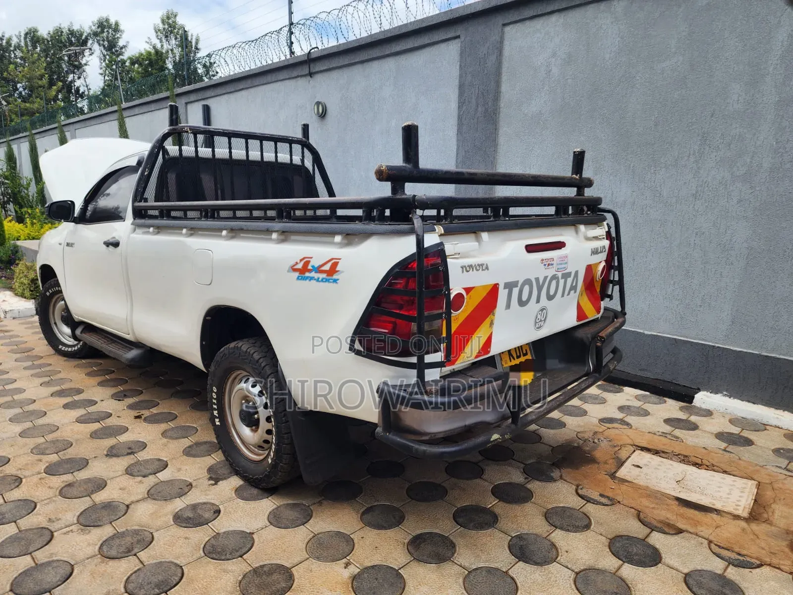 Toyota Hilux 2023 Ivory