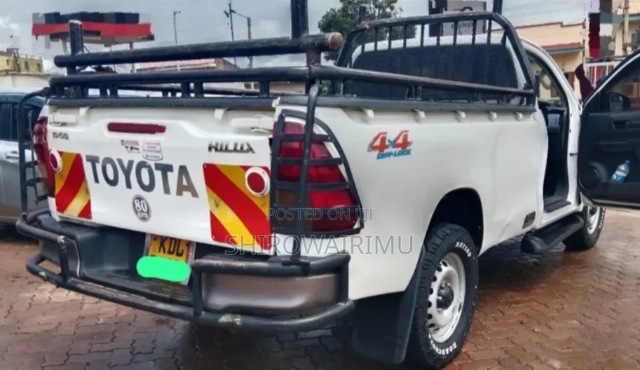 Toyota Hilux 2023 Ivory