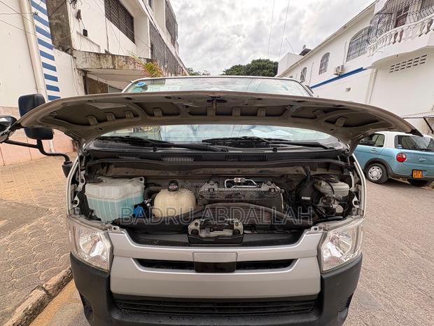 Toyota HiAce 2019 White
