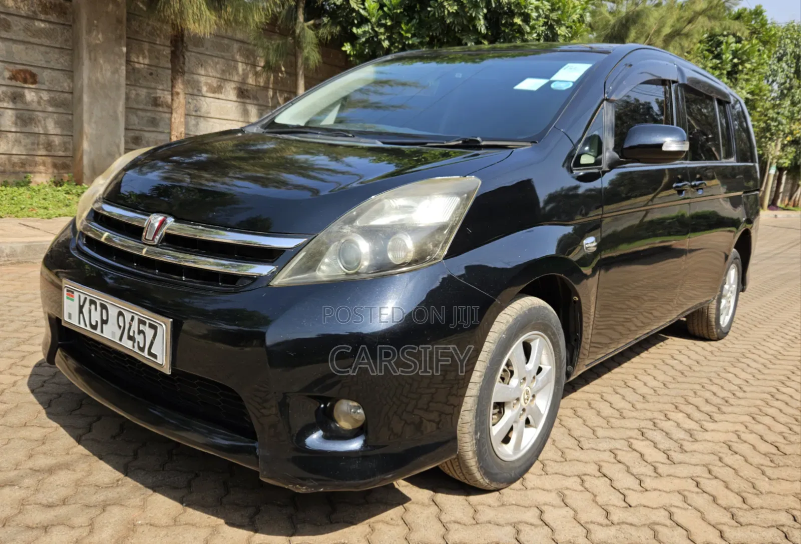 Toyota ISIS 2010 Black