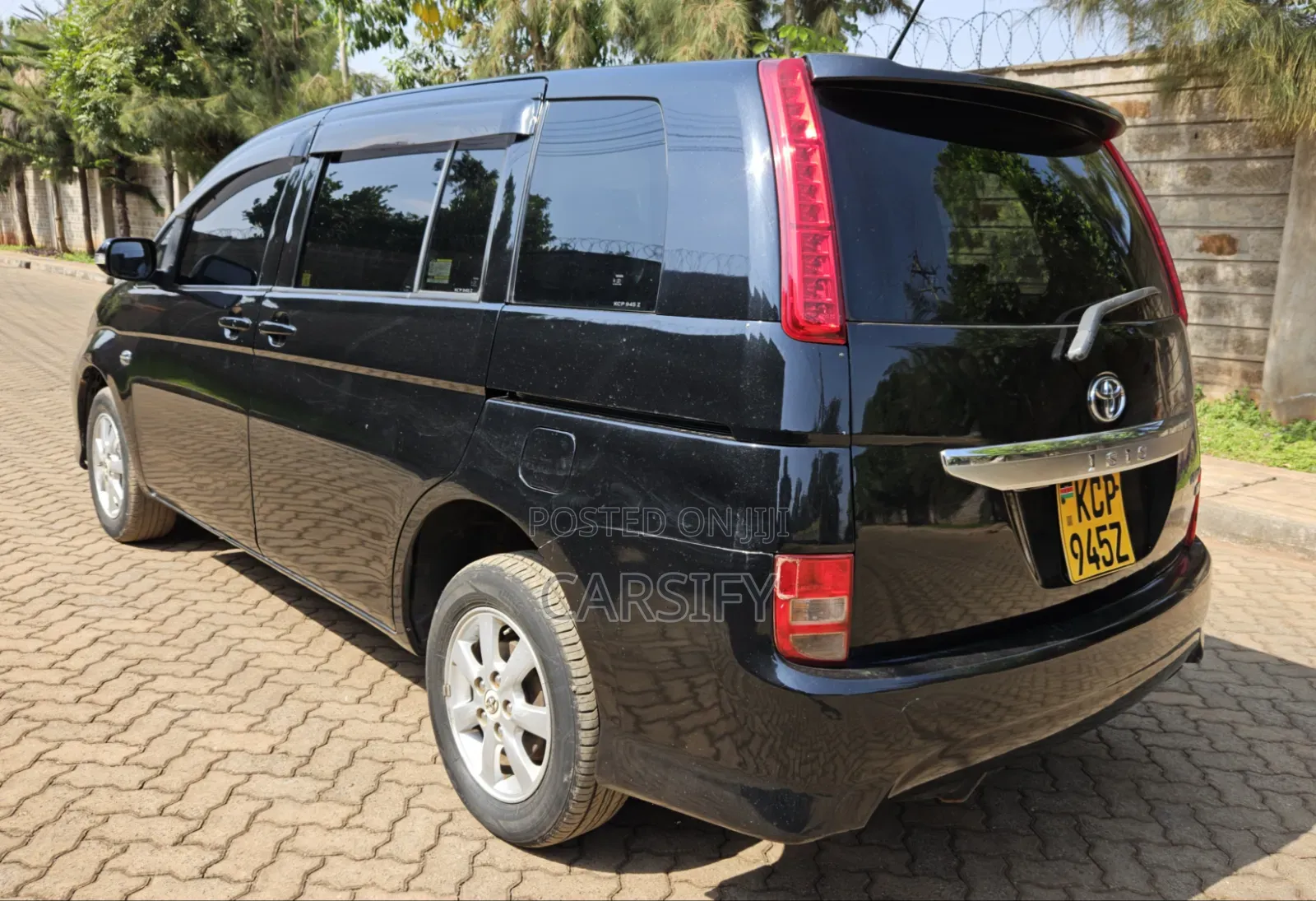 Toyota ISIS 2010 Black