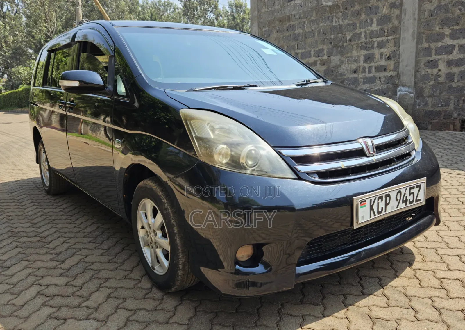 Toyota ISIS 2010 Black