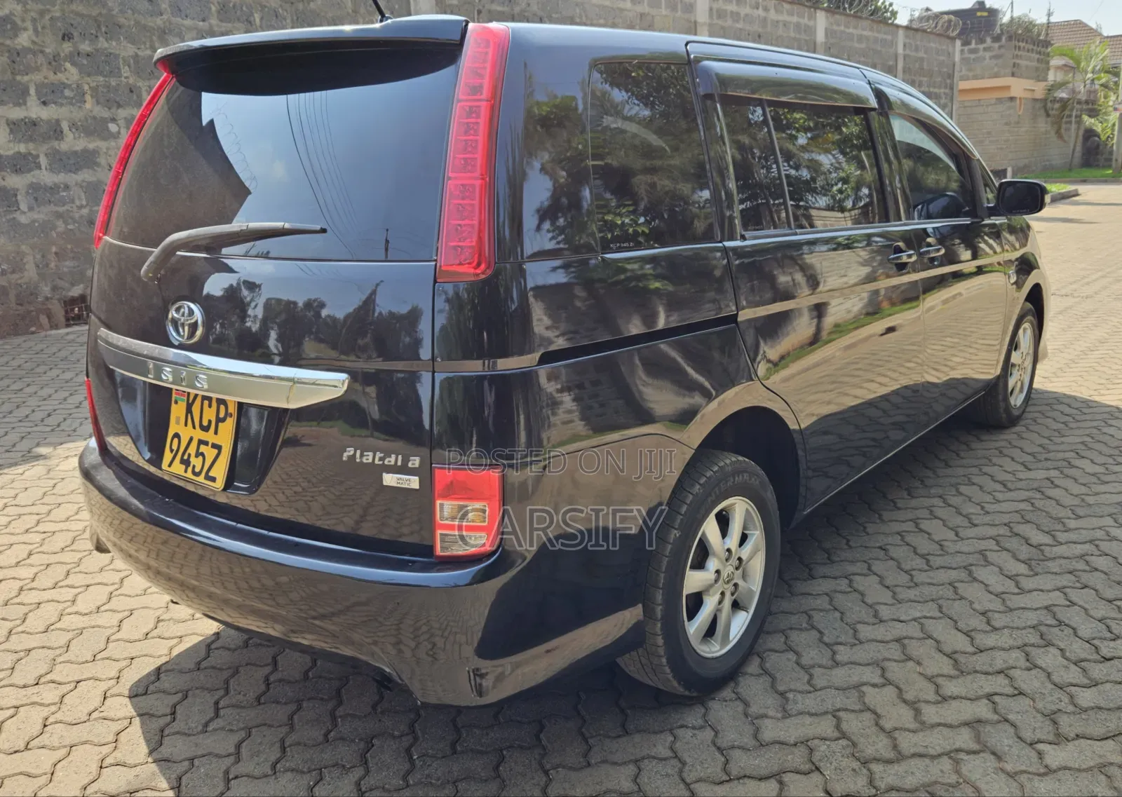 Toyota ISIS 2010 Black