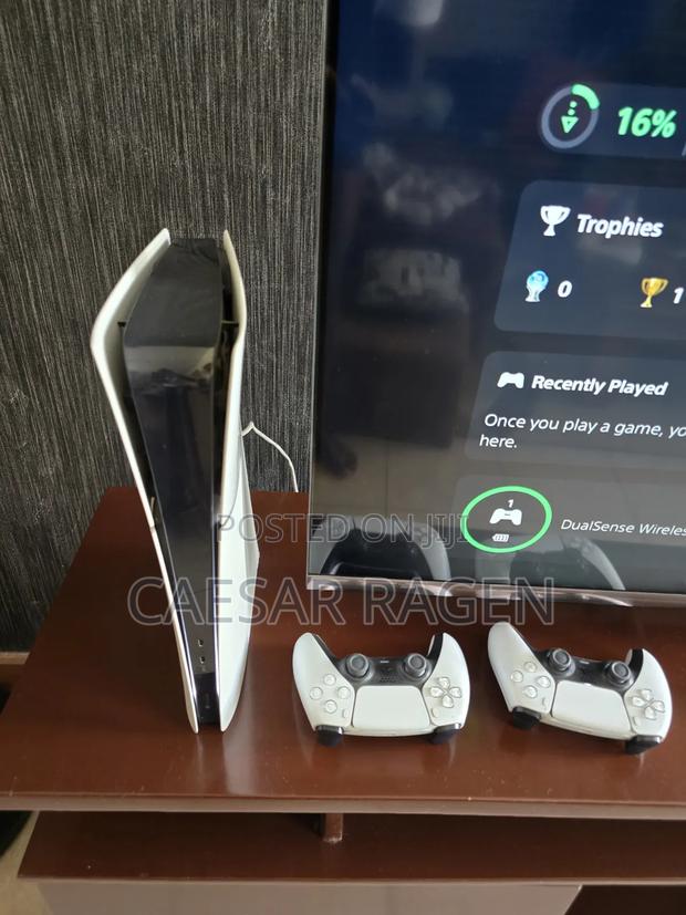 Playstation 5 Console, 2 Controllers