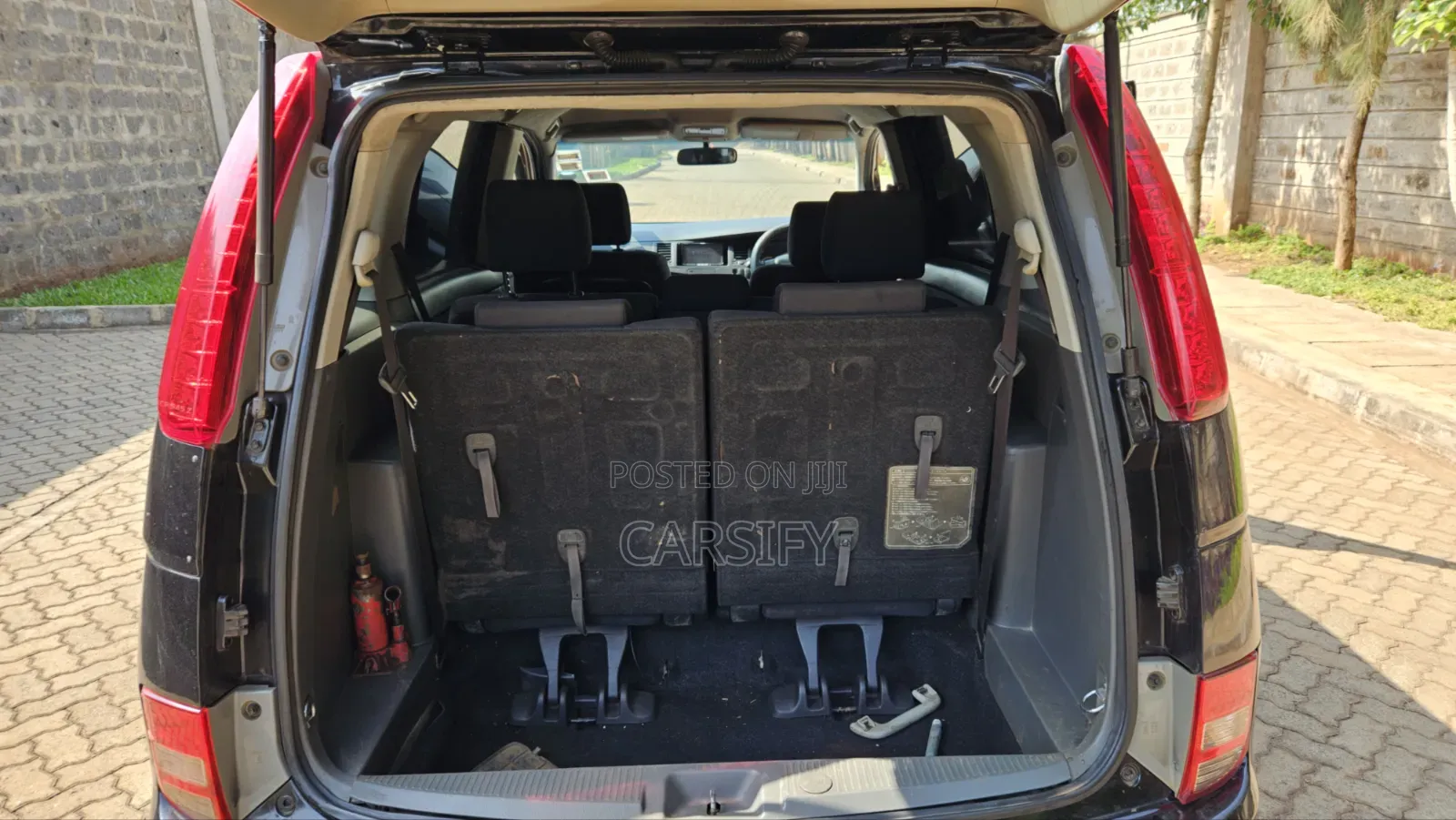 Toyota ISIS 2010 Black
