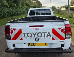 Toyota Hilux 2019 Off white