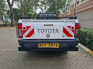 Toyota Hilux 2.5 D-4D 4X4 SRX 2011 White